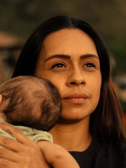 Andrea González Duarte met een baby in haar armen